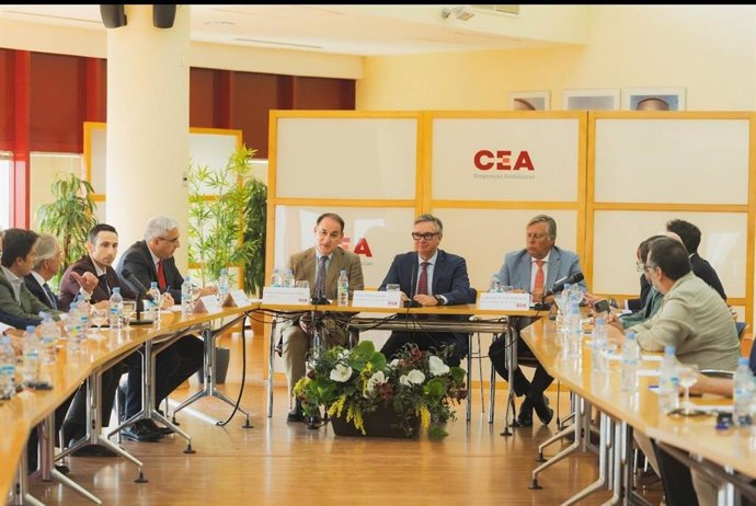 Reunión del vicepresidente segundo y consejero de Turismo, Justicia, Desregulación y Administración Local de la Junta de Andalucía, Manuel Gavira, con el Consejo de Turismo de la Confederación de Empresarios de Andalucía (CEA).
