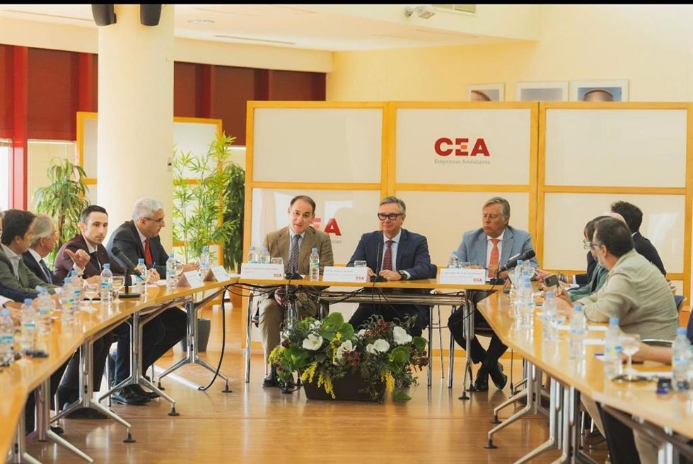 Reunión del vicepresidente segundo y consejero de Turismo, Justicia, Desregulación y Administración Local de la Junta de Andalucía, Manuel Gavira, con el Consejo de Turismo de la Confederación de Empresarios de Andalucía (CEA).