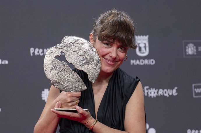 Archivo - La actriz Patricia López Arnaiz posa con su premio a Mejor interpretación femenina por 'Los domingos', en la 31 edición de los Premios José María Forqué, en el Palacio Municipal de IFEMA, a 13 de diciembre de 2025, en Madrid (España). Los Premio