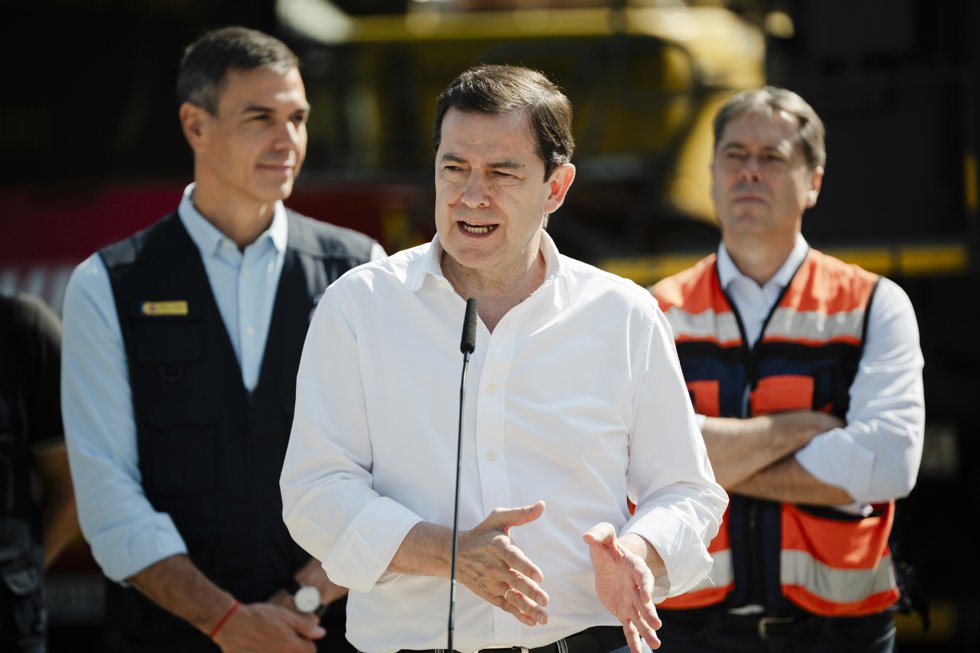 El presidente de la Junta de Castilla y León, Alfonso Fernández Mañueco, ofrece declaraciones a los medios durante una visita al Puesto de Mando Avanzado por el incendio forestal de Burgohondo, a 30 de julio de 2026, en Navaluenga, Ávila, Castilla y 