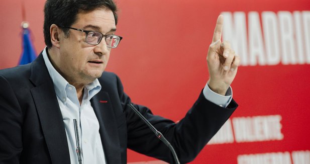 Óscar López exige a Ayuso que aclare si con la compra del "ático de lujo" busca tener "una residencia oficial"