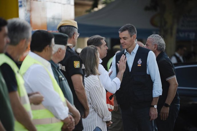 El presidente del Gobierno, Pedro Sánchez, durante una visita al Puesto de Mando Avanzado por el incendio forestal de Burgohondo, saluda al alcalde de Navaluenga.
