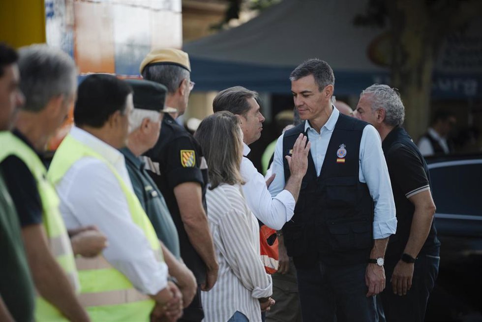 El presidente del Gobierno, Pedro Sánchez, durante una visita al Puesto de Mando Avanzado por el incendio forestal de Burgohondo, saluda al alcalde de Navaluenga.