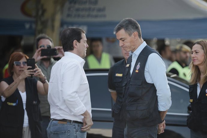 El president del Govern, Pedro Sánchez (d), i el president de Castella i Lleó, Alfonso Fernández Mañueco (e), durant una visita al Lloc de Comandament Avançat per l'incendi forestal de Burgohondo, a 30 de juliol del 2026, a Navaluenga, Àvila.
