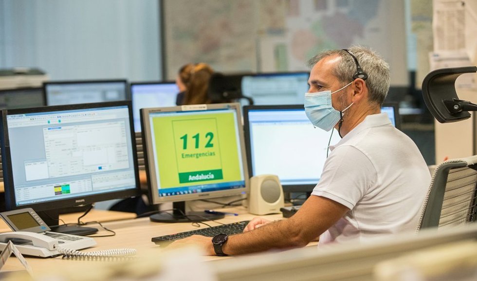 Archivo - Un operador del 112 Andalucía.