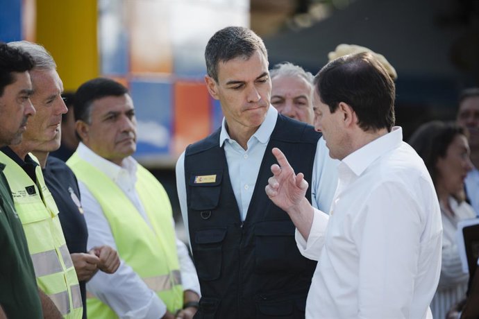 O presidente do Governo, Pedro Sánchez (à direita), durante uma visita ao Posto de Comando Avançado para o incêndio florestal de Burgohondo, em 30 de julho de 2026, em Navaluenga, Ávila, Castela e Leão (Espanha). O incêndio florestal de Burgohondo, que já