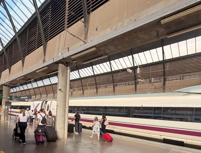 Imagen de archivo de un tren de renfe en una estación.