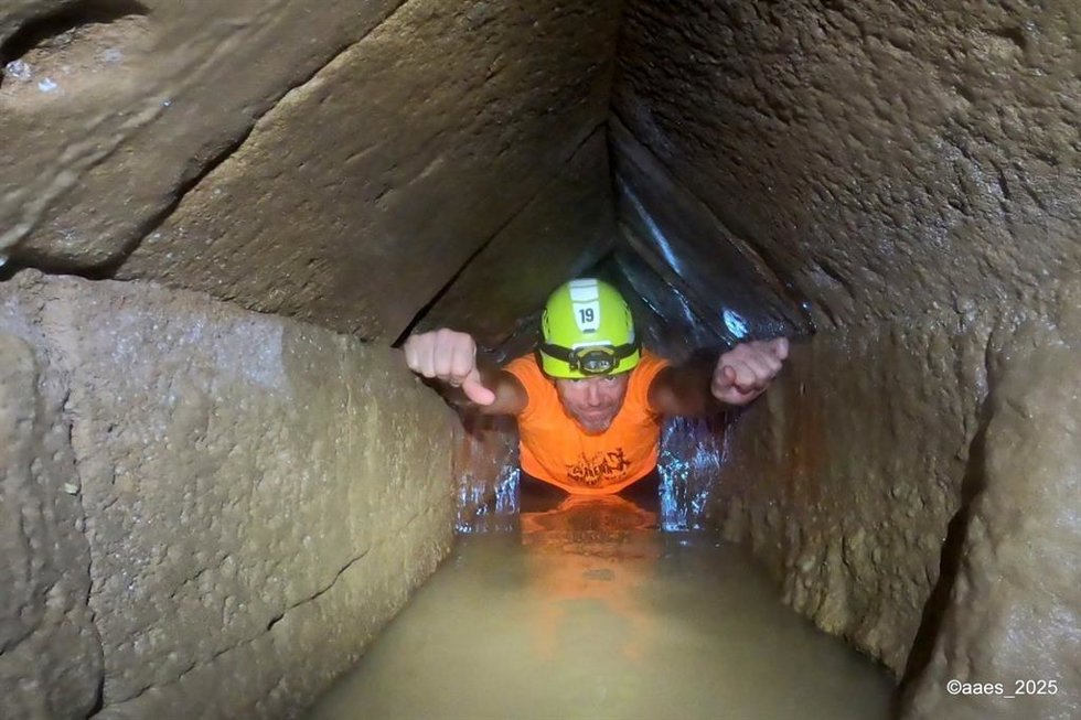 Miebros de la Asociación Andaluza de Exploraciones Subterráneas en el trayecto final de las minas de San Antón en Carmona (Sevilla), durante la pasada edición del curso de verano de espeleoarqueología de la Universidad Pablo de Olavide