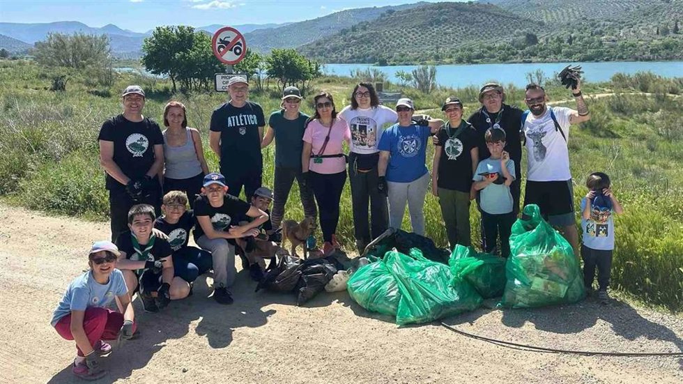 Un grupo de personas reciclando.