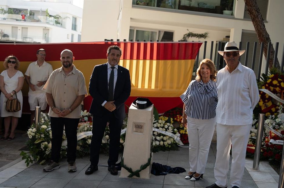 Calvià homenajea a los guardias civiles asesinados por ETA en Palmanova junto al nuevo monumento conmemorativo.