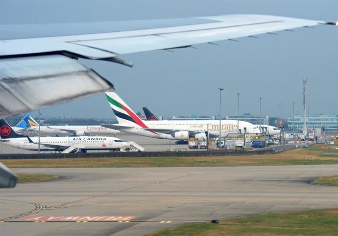 Archivo - Planes stand on the tarmac at Heathrow Airport Terminal 5 as concerns grow over jet fuel supplies linked to the Iran war, though UK Transport Secretary Heidi Alexander says summer holiday travel is not expected to face major disruption. 