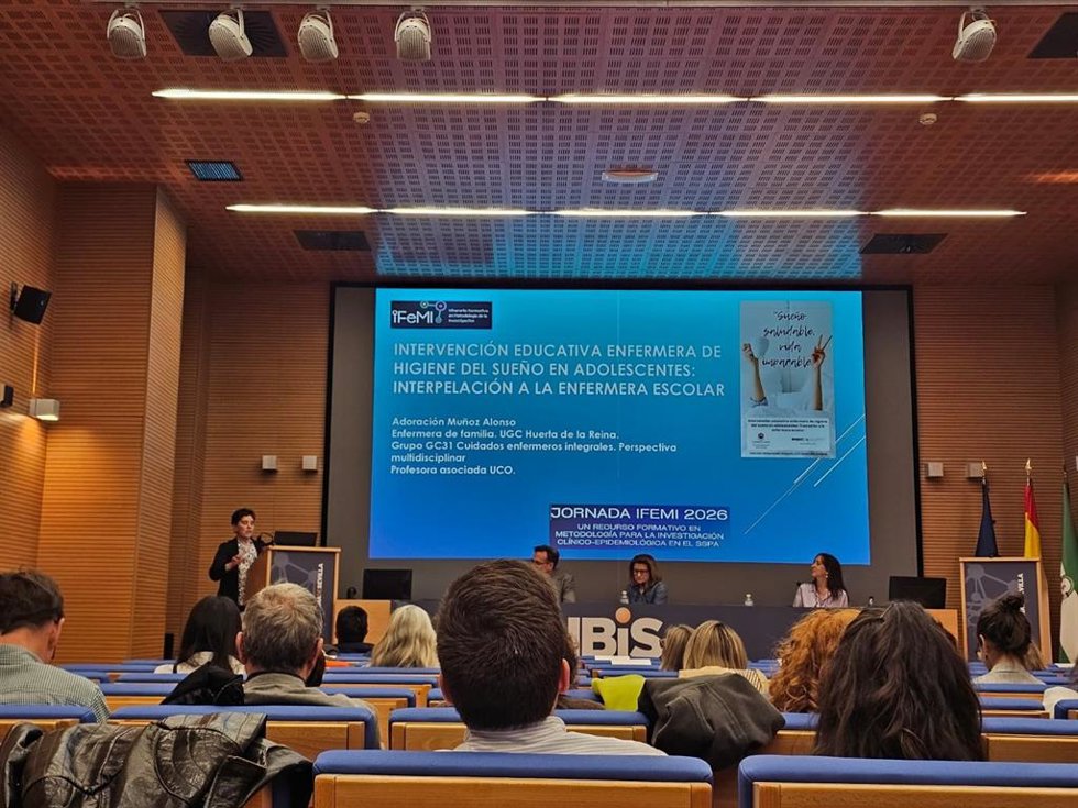 La enfermera Adoración Muñoz durante una intervención sobre la higiene del sueño en adolescentes.