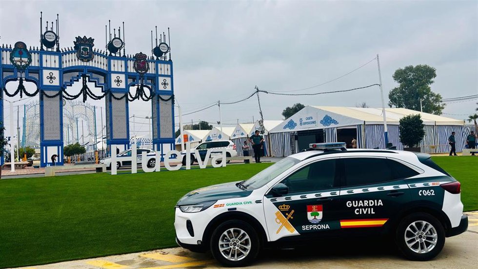 Coche de la Guardia Civil junto al Recinto Colombino.