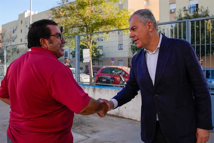 El alcalde de Sevilla, José Luis Sanz, y un trabajador municipal