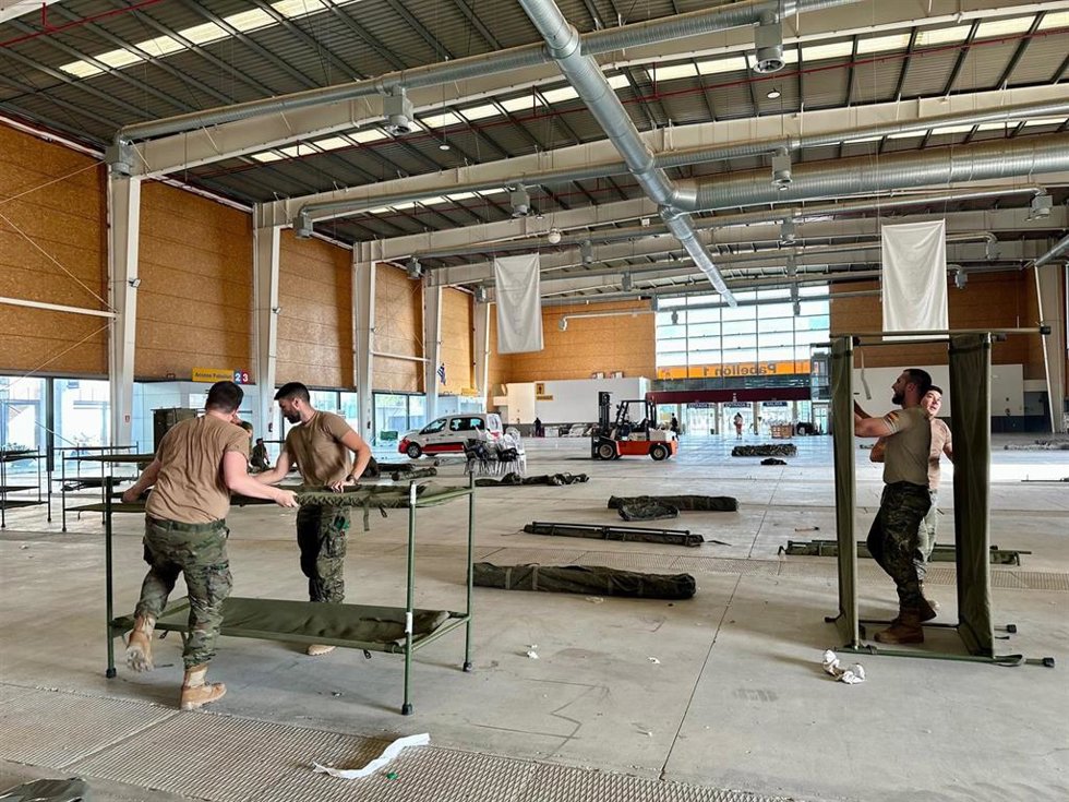 Desmontaje del campamento habilitado en Talavera de la Reina para acoger a los afectados por las evacuaciones causadas por el incendio en el Valle del Tiétar.