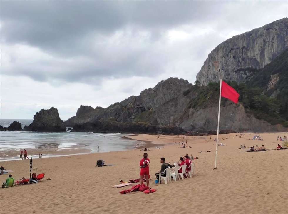 Archivo - Playa de Bizkaia con bandera roja