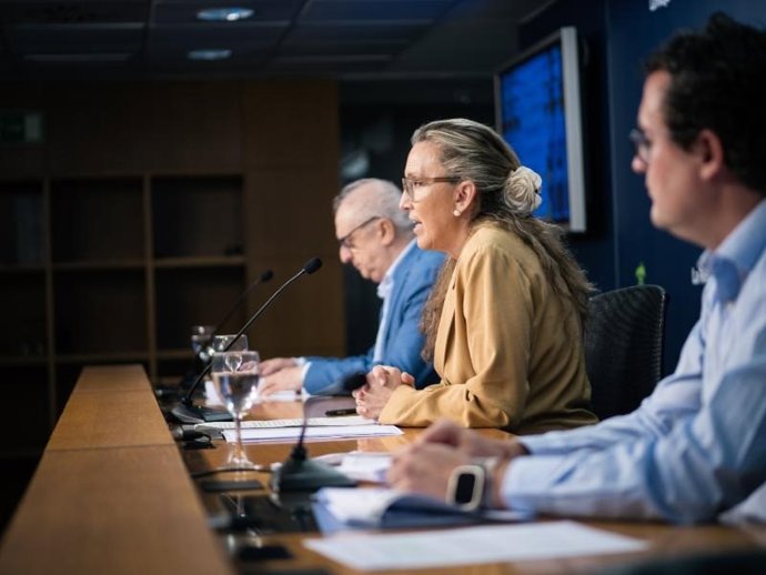 La consejera de Economía, Innovación, Empresa y Trabajo Autónomo, Belinda León, el decano del Colegio de Ingenieros Técnicos Industriales de La Rioja, Jesús Velilla, y del de Economistas, Ernesto Tarragona, presentan el Barómetro Industrial 2026