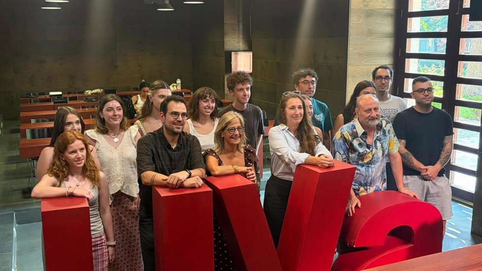 La rectora de la Universidad de Valladolid, Pilar Garcés, junto a los responsables del programa de investigación sobre la Prehistoria del valle de Arlanza e investigadores de la Universidad de Durham