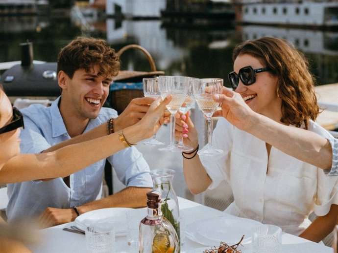 Por todos los momentos vividos y los que están por llegar: el cóctel con el que brindar este verano