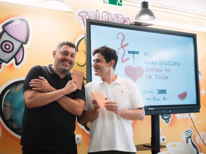 El director general de Cultura, Roberto Iturriaga, y el director de Agosto Clandestino Poetas en La Rioja, Enrique Cabezón