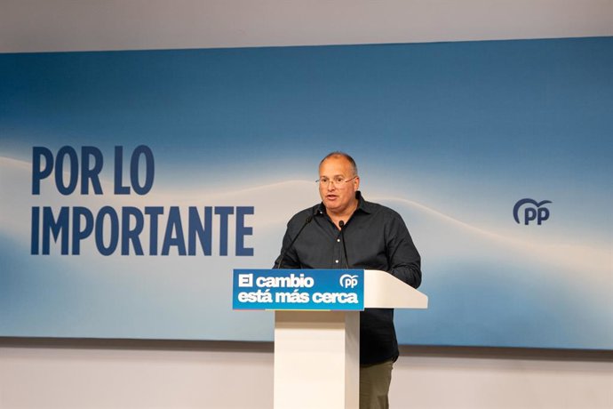 O secretário-geral do Partido Popular, Miguel Tellado, dá uma entrevista coletiva após uma reunião dos secretários de Meio Ambiente das Comunidades Autônomas governadas pelo PP, na sede nacional do Partido Popular, em 30 de julho de 2026, em Madri (Espanh
