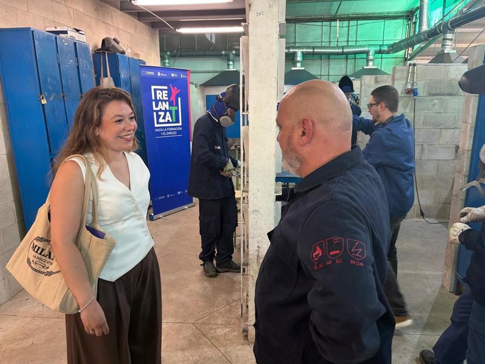 Delegada de Empleo, Paula Fuster, durante la visita al alumnado.
