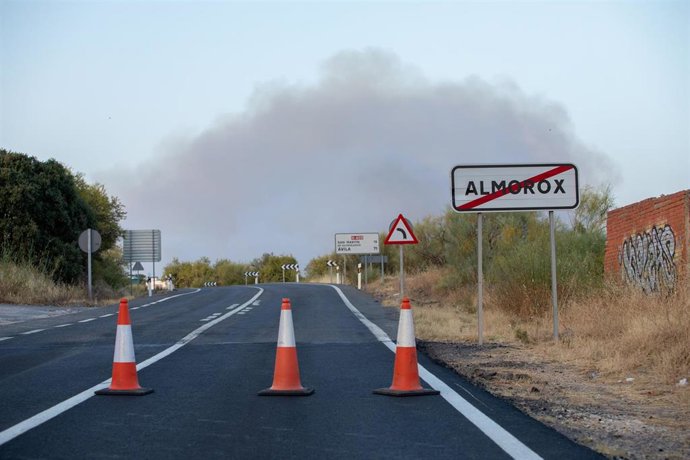 Vista de la columna de humo, en la urbanización El Encinar del Alberche, a 22 de julio de 2026, en Villa del Prado, Madrid (España). Un incendio forestal originado en la tarde este miércoles en la localidad de Almorox (Toledo), que se ha elevado al nivel 