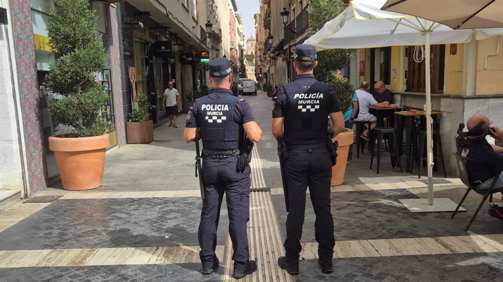 Archivo - Dos agentes de la Policía Local de Murcia