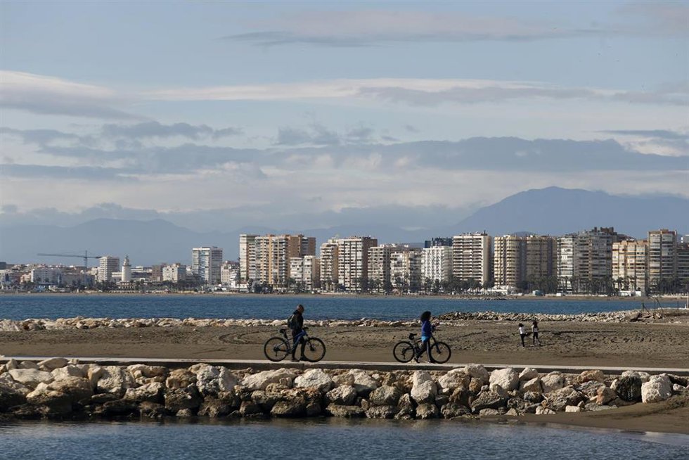 Archivo - Malagueños, turistas y visitantes en las calles de Málaga