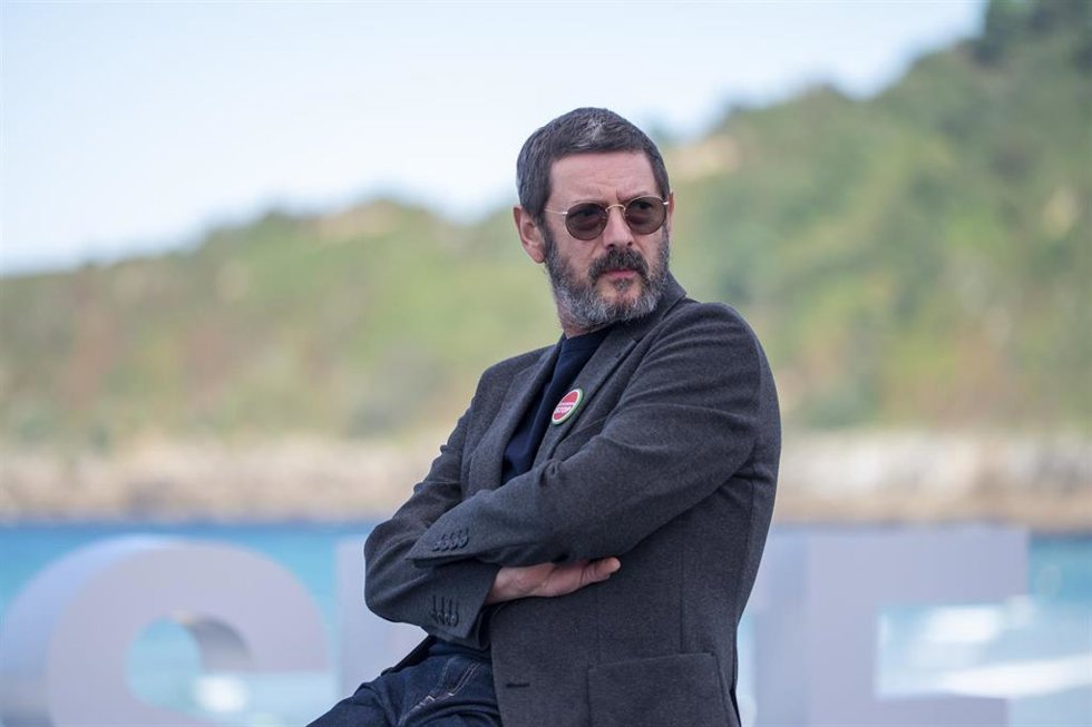 Archivo - El actor Manolo Solo durante la presentación de ‘Anatomía de un Instante’ en el Festival de Cine de San Sebastián, a 26 de septiembre de 2025, en San Sebastián, Guipúzcoa, País Vasco (España). Miniserie española dirigida por Alberto Rodríguez, q