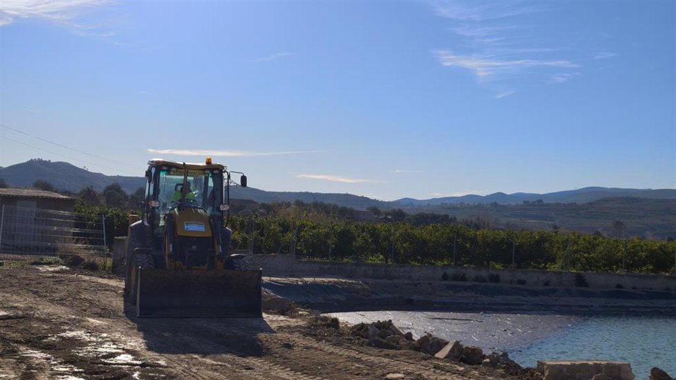 Archivo - Trabajos en zonas agrarias afectadas por la dana en Turís (Valencia).