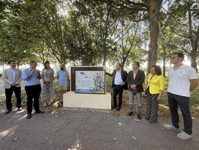 El alcalde de Talavera de la Reina, José Julián Gregorio, ha inaugurado los siete nuevos murales cerámicos.