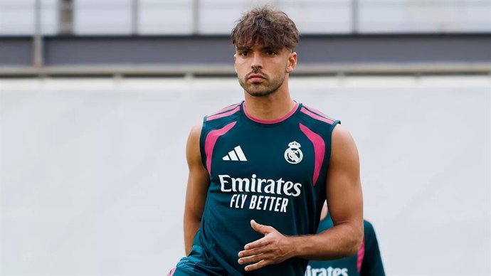 El central Raúl Asencio no se ha entrenado este jueves con el Real Madrid por una lesión en la pierna derecha.