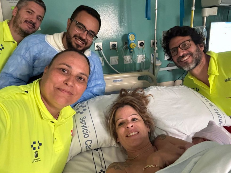 La mujer que dio a luz a una bebé, Carmen, en una ambulancia junto a su pareja y el equipo médico que le asistió cuando la traslaban entre Agaete y Las Palmas de Gran Canaria