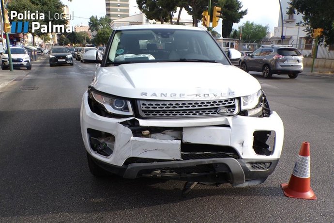 El coche colisionado de la conductora investigada.