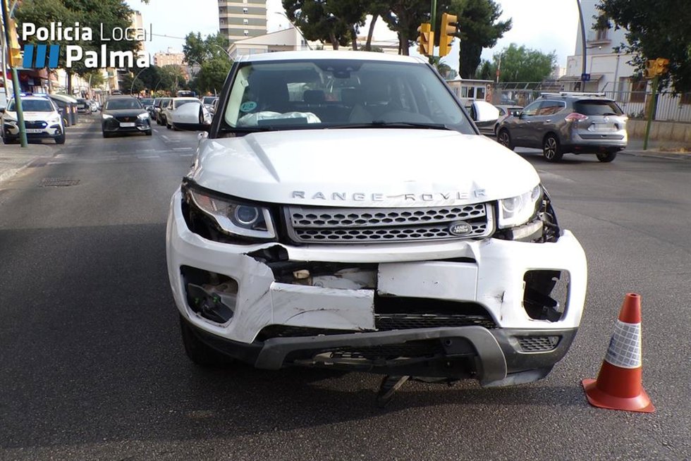 El coche colisionado de la conductora investigada.