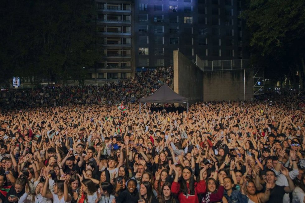 Concierto en la plaza de Los Fueros durante las fiestas de Vitoria-Gasteiz