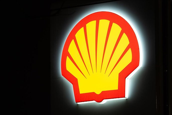 Archivo - FILED - 11 November 2024, Berlin: FILE PHOTO - A Shell logo at a gas station glows in the dark in Berlin. Photo: Hannes P Albert/dpa