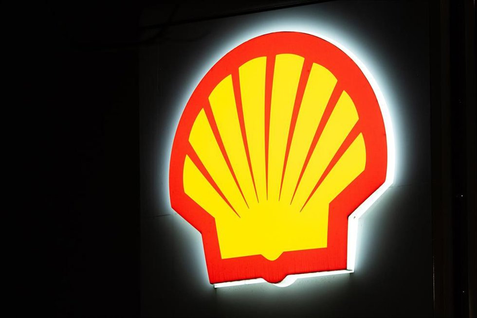 Archivo - FILED - 11 November 2024, Berlin: FILE PHOTO - A Shell logo at a gas station glows in the dark in Berlin. Photo: Hannes P Albert/dpa