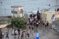 Miles de personas cruzan sin control desde Marruecos a Ceuta por el espigón de El Tarajal