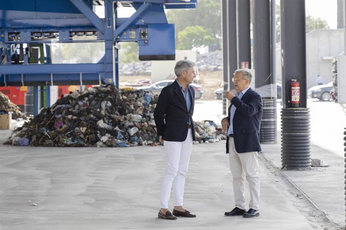 El presidente de la Diputación de Córdoba, Salvador Fuentes (dcha.), y el delegado de Infraestructuras, Sostenibilidad y Agricultura, Andrés Lorite, visitan el nuevo Centro de Tratamiento de Residuos de Dos Torres.