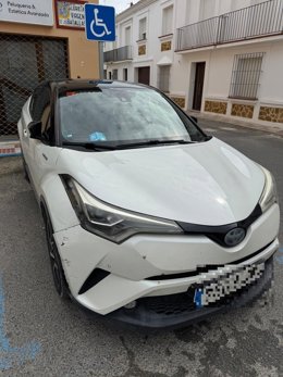 Coche aparcado en una plaza reservada a personas discapacitadas en Arjonilla