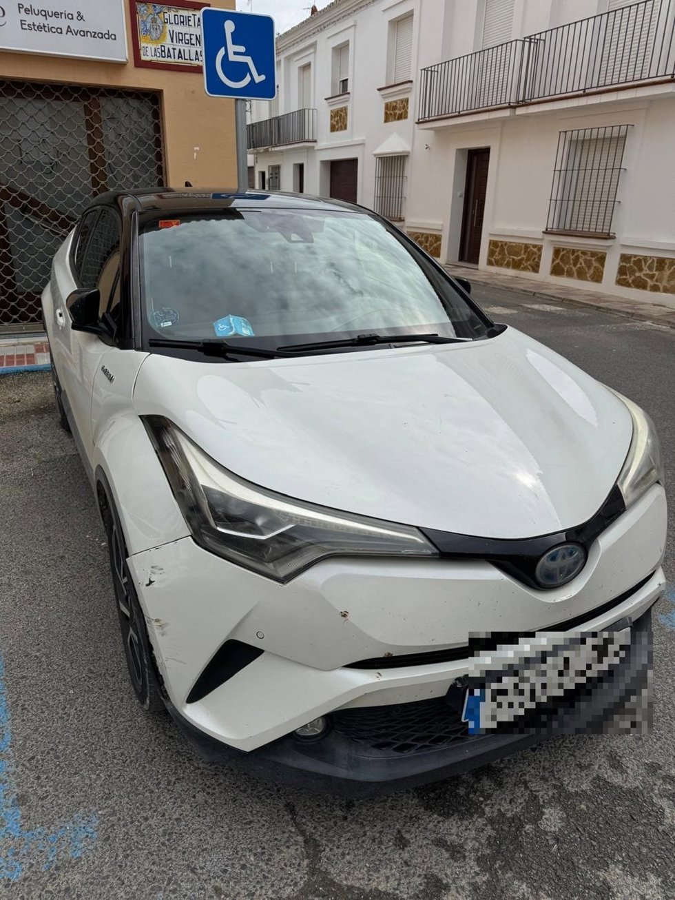 Coche aparcado en una plaza reservada a personas discapacitadas en Arjonilla