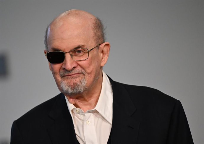 Archivo - El escritor británico Salman Rushdie. 