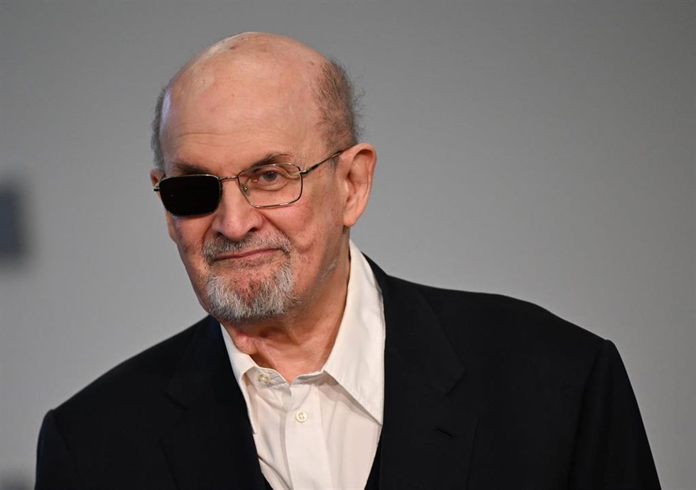 Archivo - El escritor británico Salman Rushdie.