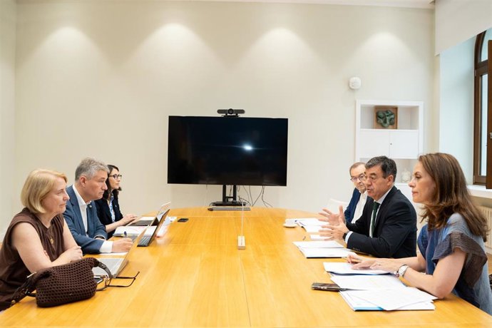 Reunión entre la Consellería de Educación y las universidades para pactar el nuevo modelo de la PAU gallega, a 30 de julio de 2026.