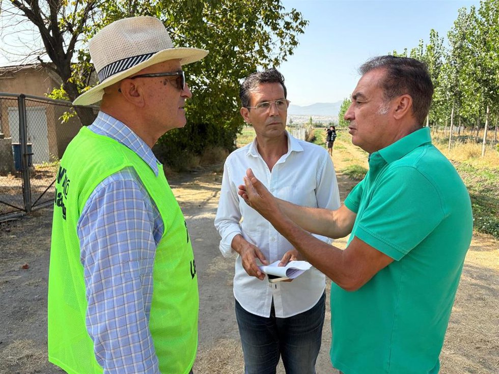 El parlamentario andaluz del PSOE Paco Cuenca en el entorno de la finca experimental de La Nocla.