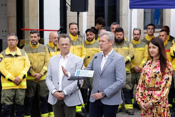 Presidente Da Xunta, Alfonso Rueda, Acompañado Da Conselleira Do Medio Rural, María José Gómez, Visita O Centro De Coordinación Central De Defensa Contra Os Incendios Forestais.