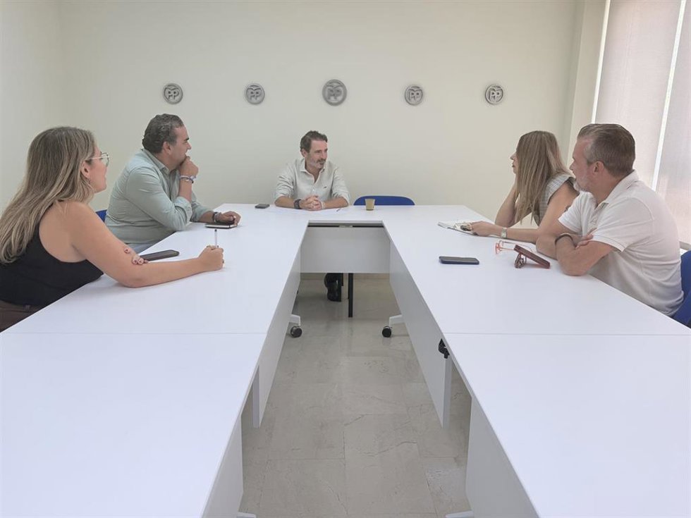 El secretario general del PP de Málaga, José Ramón Carmona, junto a los diputados autonómicos por Málaga Jessica Trujillo, Manuel Cardeña, Víctor González y Sandra Extremera.