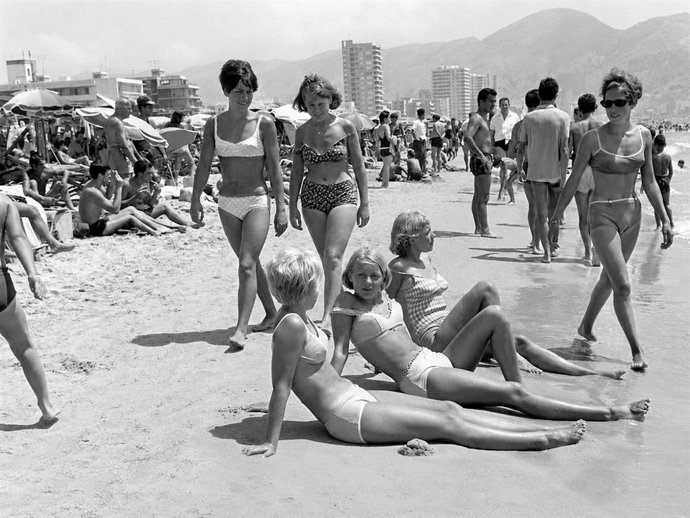 La Nau revisa la paradoja del bikini y el turismo franquista en el 80 aniversario de la icónica prenda